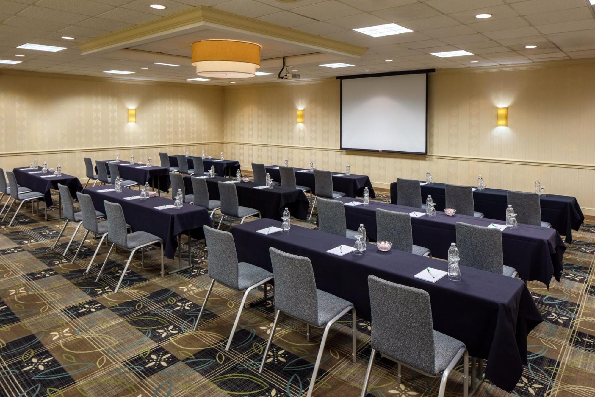 Holiday Inn Weirton-Steubenville Area Exteriör bild